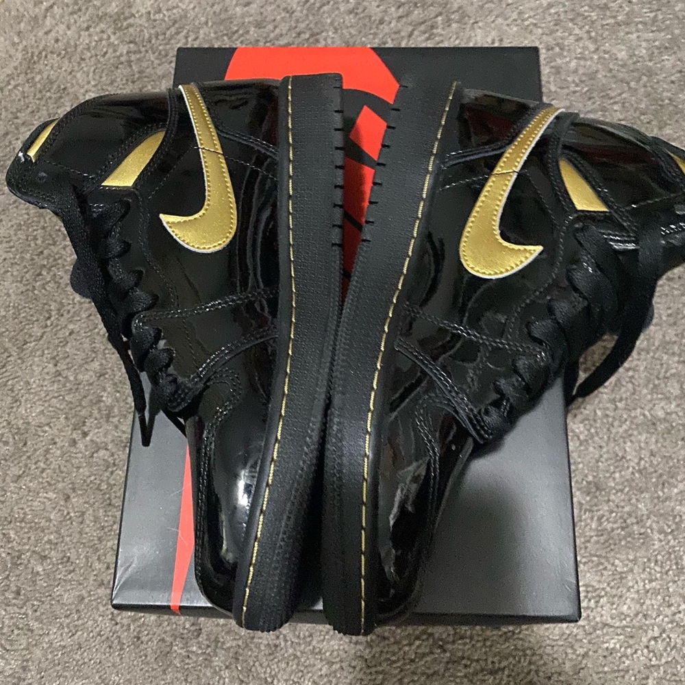 Jordan 1 Retro High (Authentic) black/metallic.